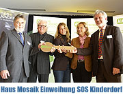 Haus Mosaik im SOS Kinderdorf: Schauspielerin Ursula Buschhorn weihte die Dorfmitte im SOS-Kinderdorf Ammersee ein – den neuen Platz für Begegnung, Spiel, Spaß und Therapie  